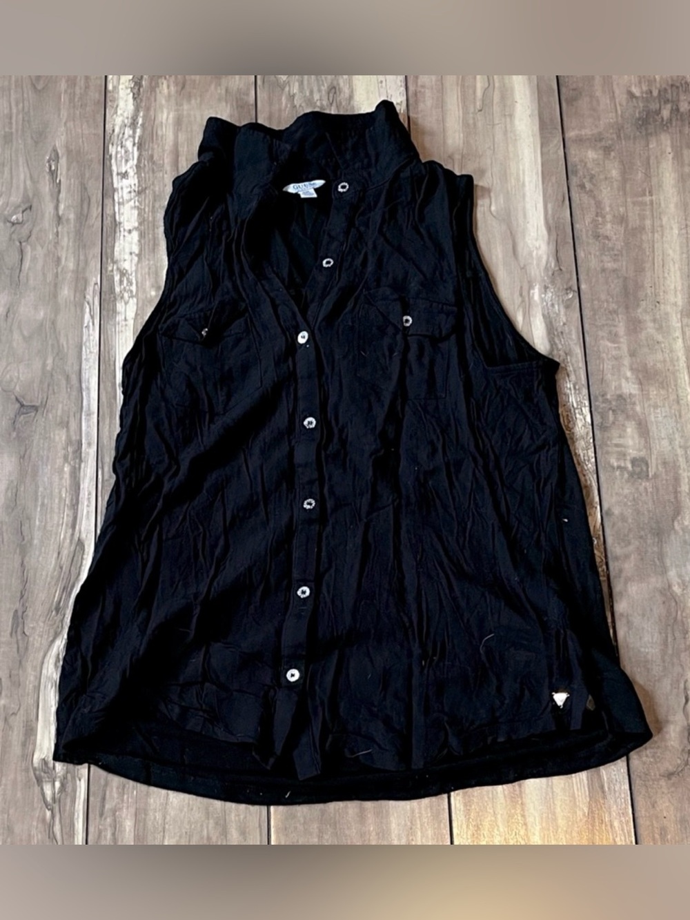 GUESS black sleeveless button-down shirt featuring a collar and 2 chest pockets